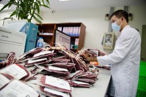 Chuyển 1.000 đơn vị máu bằng máy bay từ Hà Nội vào chi viện miền Tây