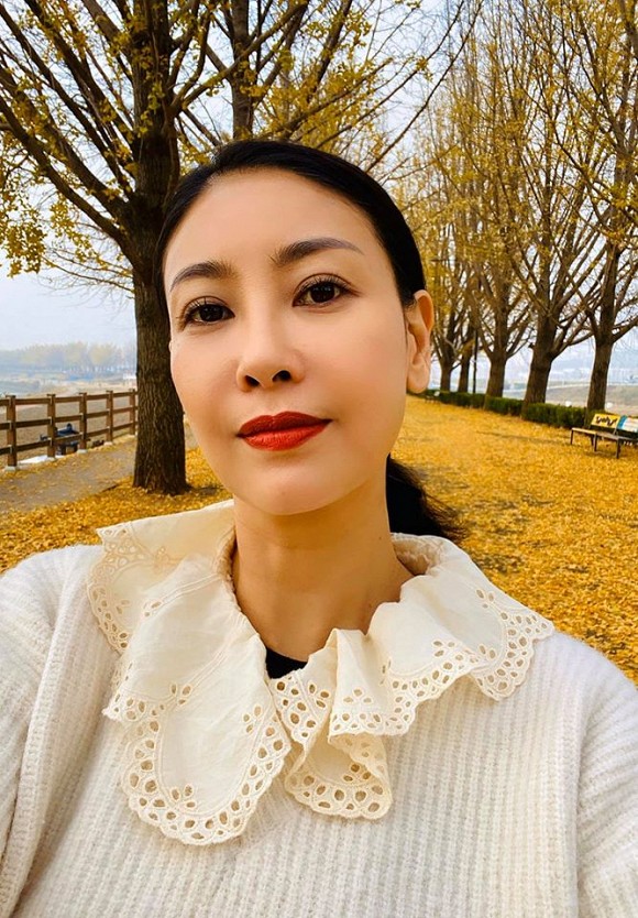 Hoa hậu Hà Kiều Anh cùng con gái đi ngắm lá vàng ở Hàn Quốc
