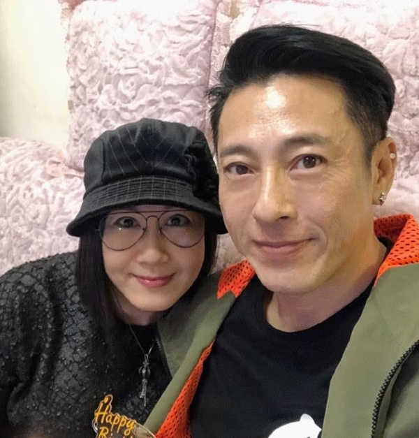 Vợ chồng tài tử TVB ăn chay, không sinh con sau 25 năm bên nhau