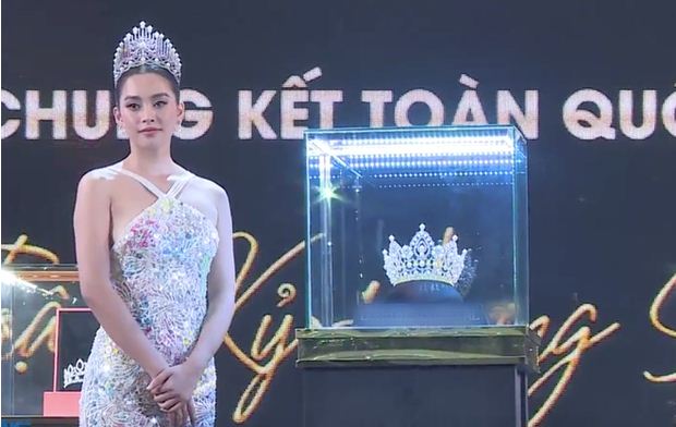 Hoa hậu Tiểu Vy khiến fan 'ngã ngửa' với loạt ảnh: Vòng 2 hoàn toàn biến mất, nhan sắc cứng đờ