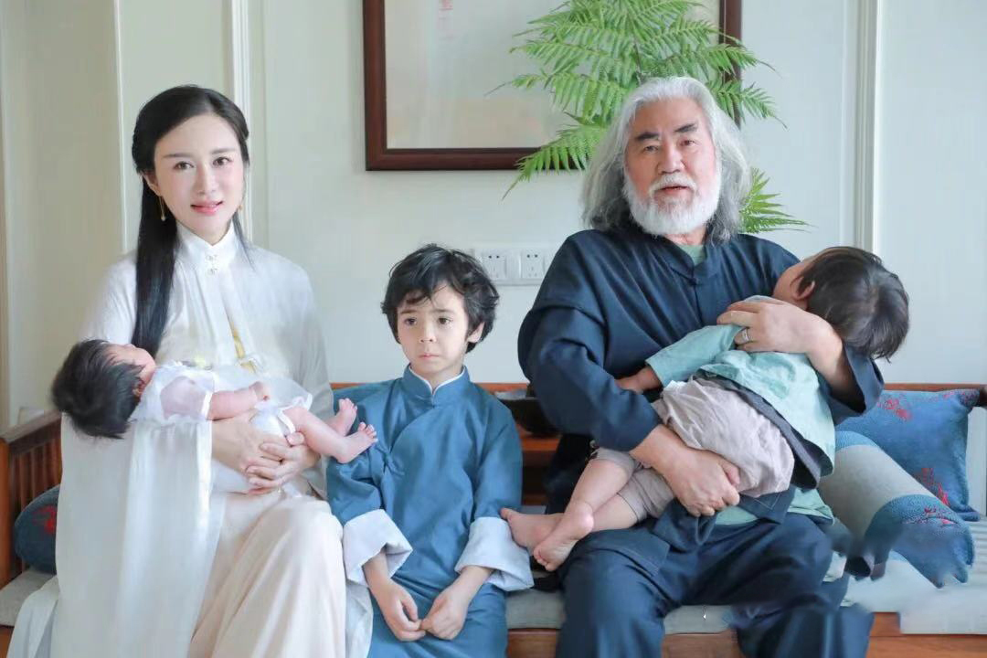 'Trùm phim Kim Dung' hạnh phúc bên vợ kém 31 tuổi