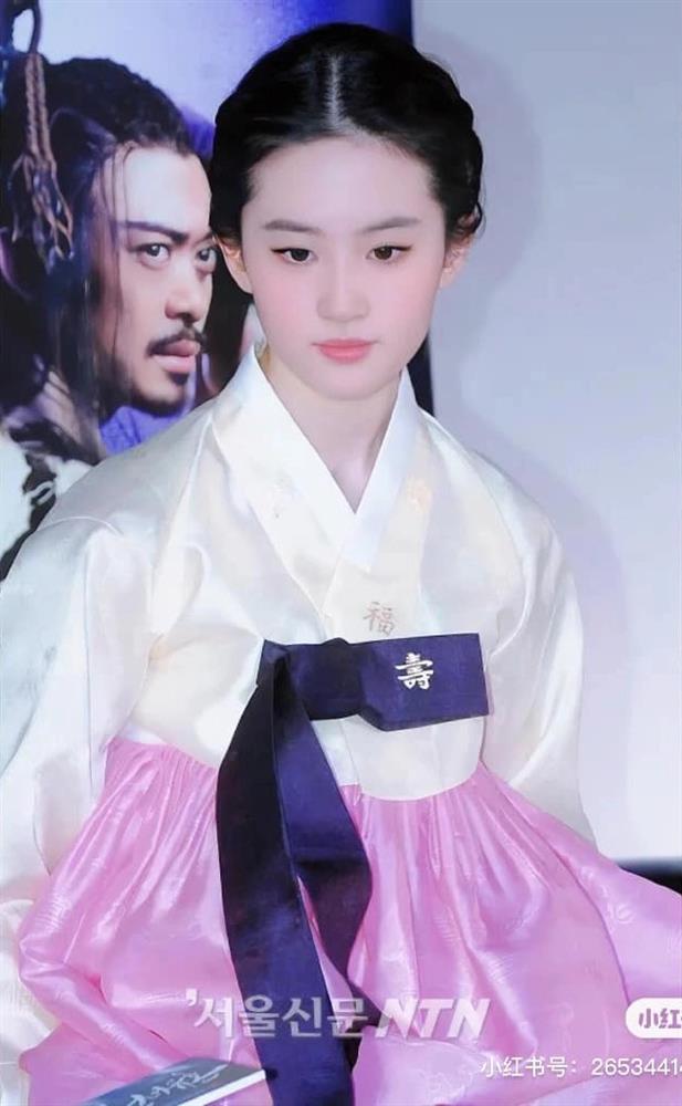 Khoảnh khắc Lưu Diệc Phi diện hanbok 12 năm trước gây xuýt xoa