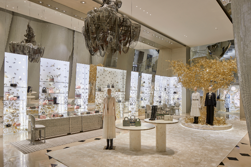 Không khí lễ hội tràn ngập khắp các cửa hàng của Dior trên thế giới
