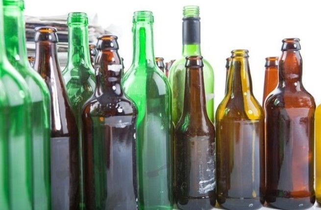 Tại sao bia ít khi được đóng trong chai nhựa?